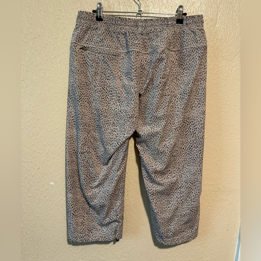Lululemon Step Lively Crop in Dottie Dash Grain Size 8 - Picture 4 of 7